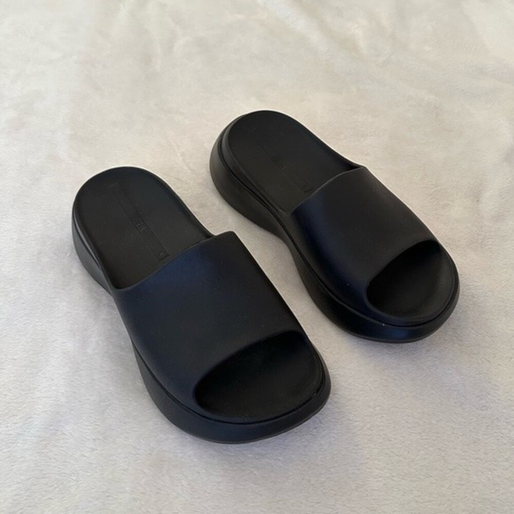 ZARA black rubberized flat sandals size 7.5 NWOT - Picture 3 of 9
